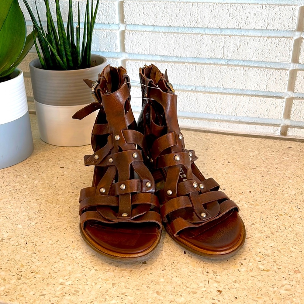 Sundance A.S. 98 Maeve Gladiator Heeled Sandals Size 38 (Flaw)
